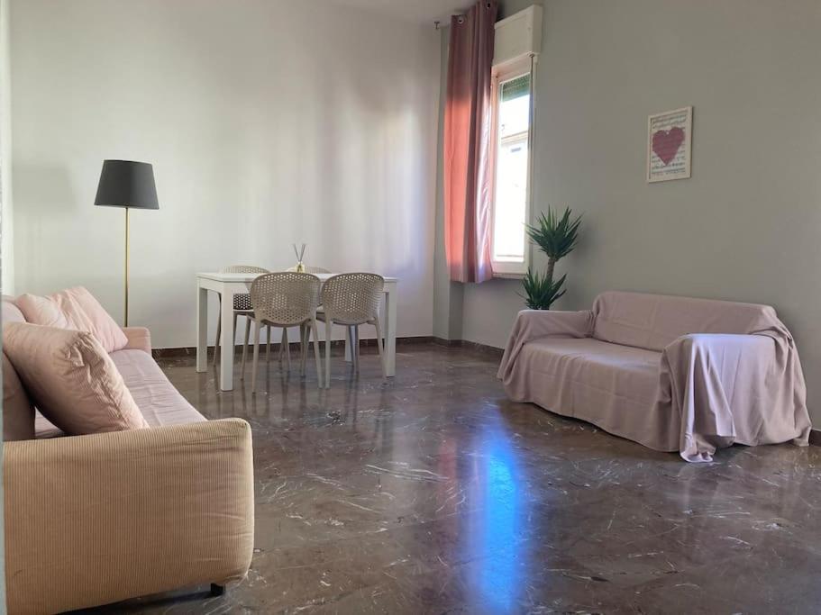 uma sala de estar com um sofá e uma mesa em Casa Olimpia em Terni