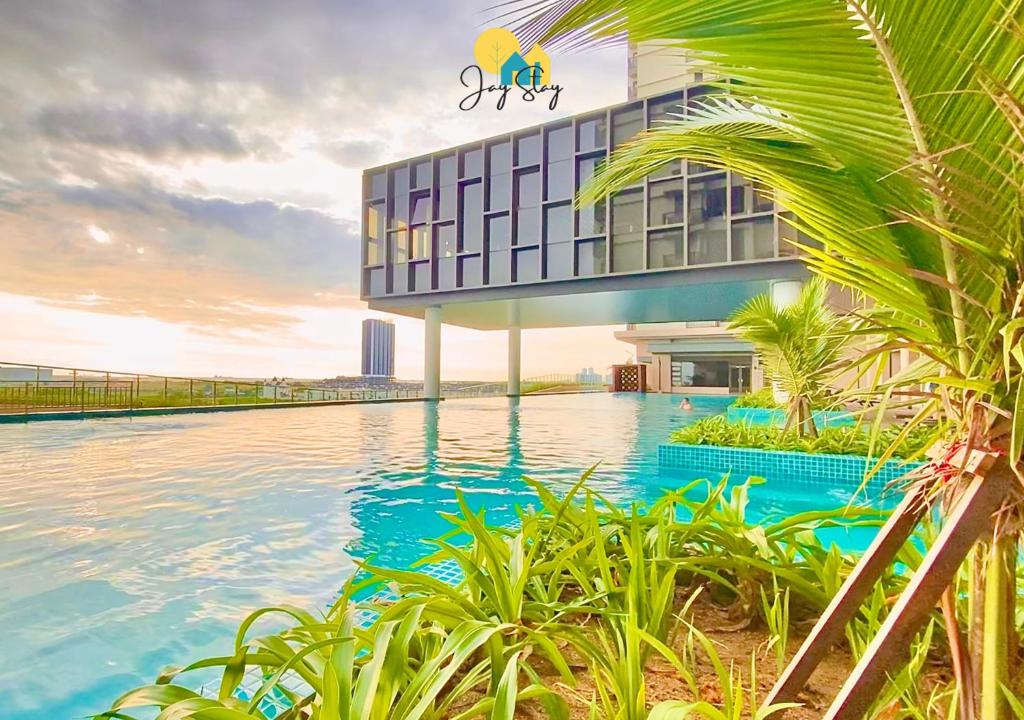 een hotel met een zwembad voor een gebouw bij Bali Residence I Luxury 2BR I 6-10pax I Jonker St I Water Park I City Centre by Jay Stay in Melaka