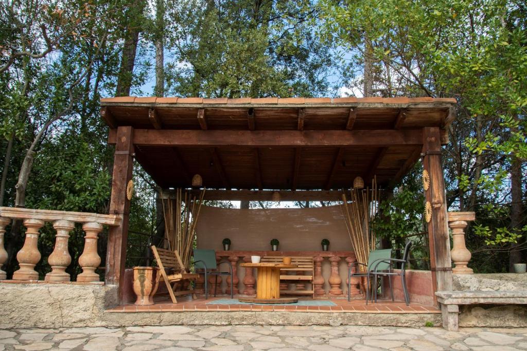 Vonkajšia záhrada v ubytovaní « Villa l’Enclos »