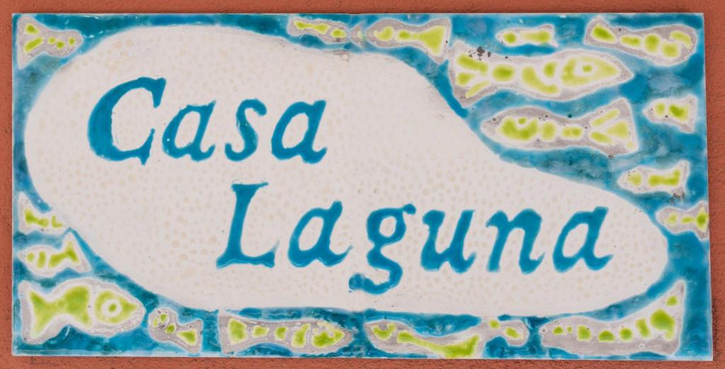 Ein Kuchen mit den Worten casa la land drauf in der Unterkunft Casa Laguna in Costa Calma