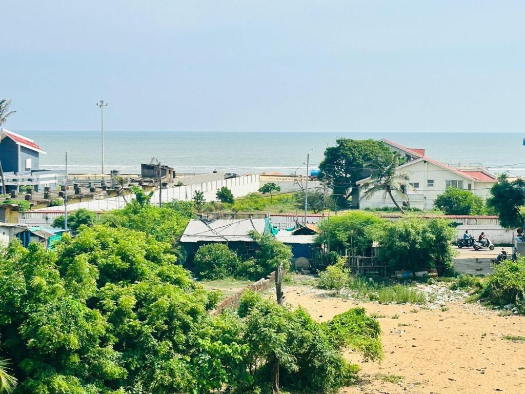uma vista para a praia e para o oceano em Mangalam guest house em Puri