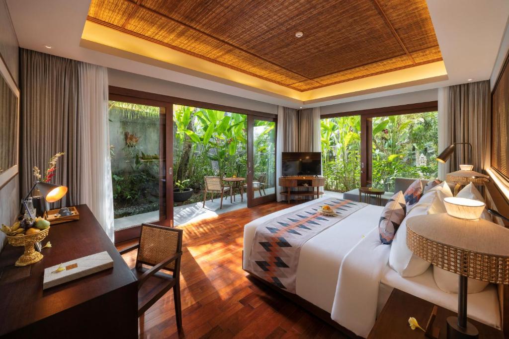 Postel nebo postele na pokoji v ubytování The Hava Ubud A Pramana Experience