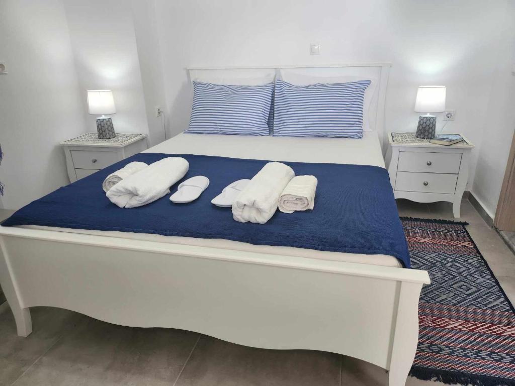 1 dormitorio con 1 cama con 2 toallas en ANDRIANOS DELUXE STUDIO, en Matala