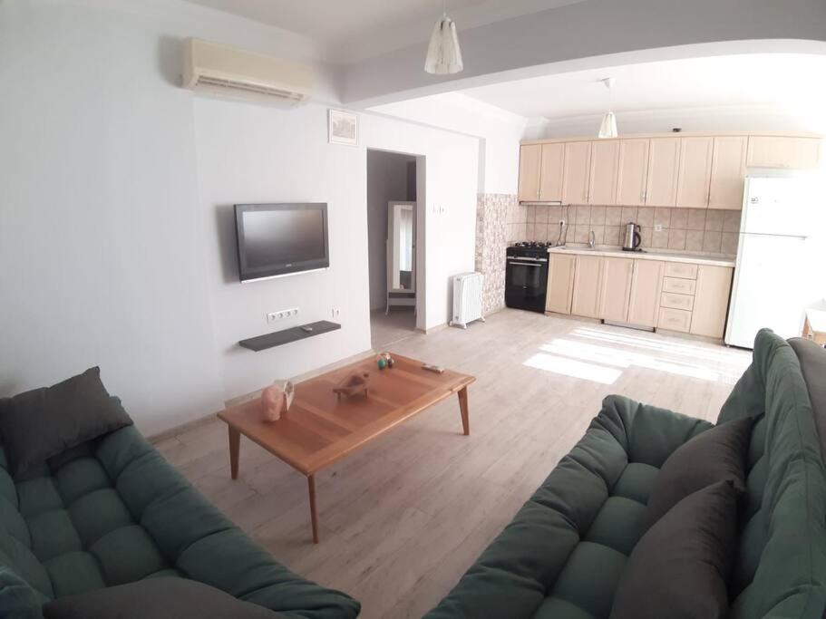 uma sala de estar com um sofá e uma mesa de centro em Lara Beach 600 m, 80 m2 flat, 2 bedroom, Netflix em Antalya