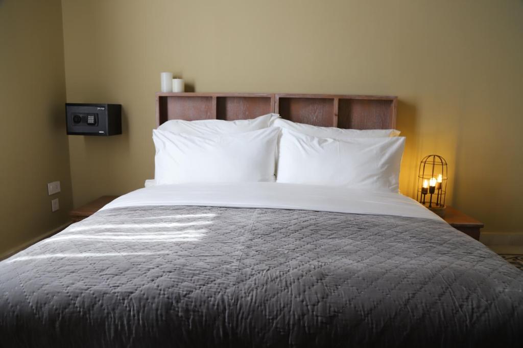 Postel nebo postele na pokoji v ubytování Hotel Lost Gemmayzeh