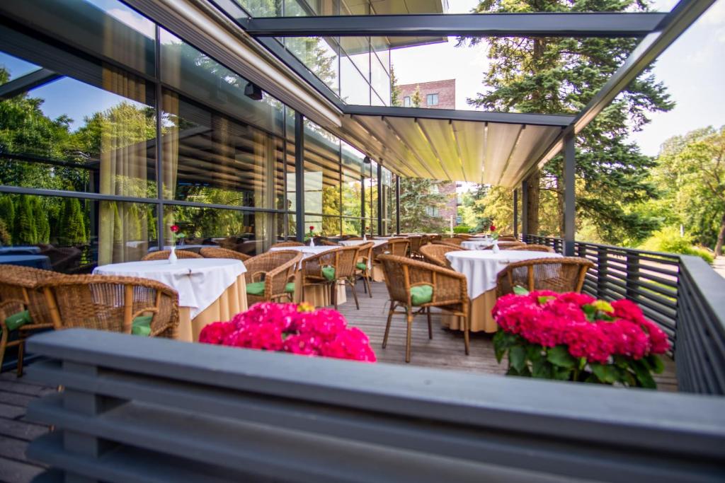 Balkón nebo terasa v ubytování VILNIUS PARK PLAZA HOTEL, Restaurant & Terrace, Panorama Bar, Conference & Banquet Center