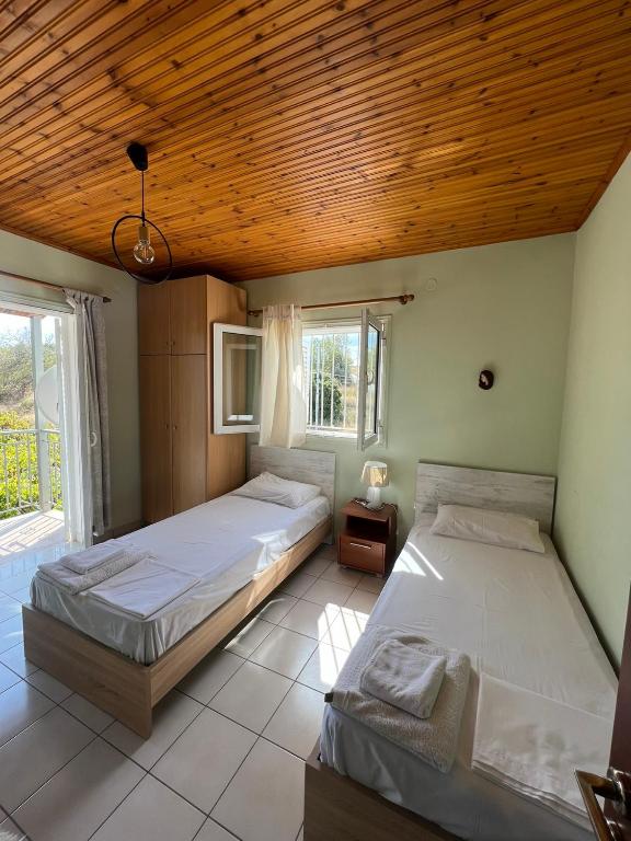 Posteľ alebo postele v izbe v ubytovaní Xenia's Seaview House