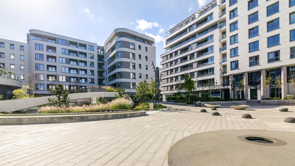 een binnenplaats in een stad met hoge gebouwen bij Plac Unii Centrum - Comfy Apartments in Gdynia