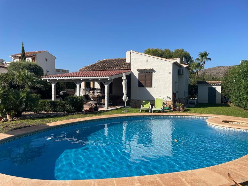 een groot zwembad voor een huis bij Nice holiday house with pool at La Sella Golf between Denia and Javea in Pedreguer