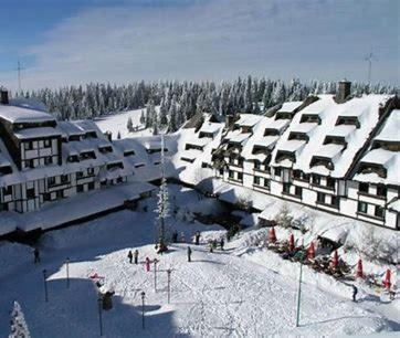 ein Skigebiet mit Schnee auf dem Boden und Gebäuden in der Unterkunft Snow White apartments in Kopaonik