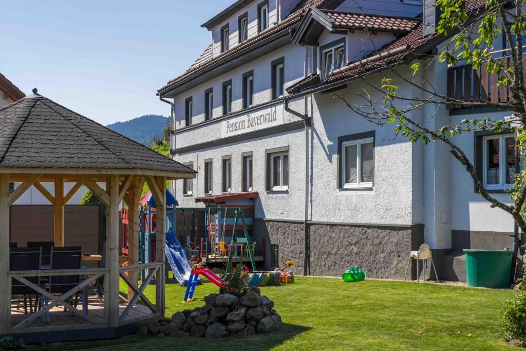 un edificio con cenador y parque infantil en Pension Bayerwald, en Bodenmais