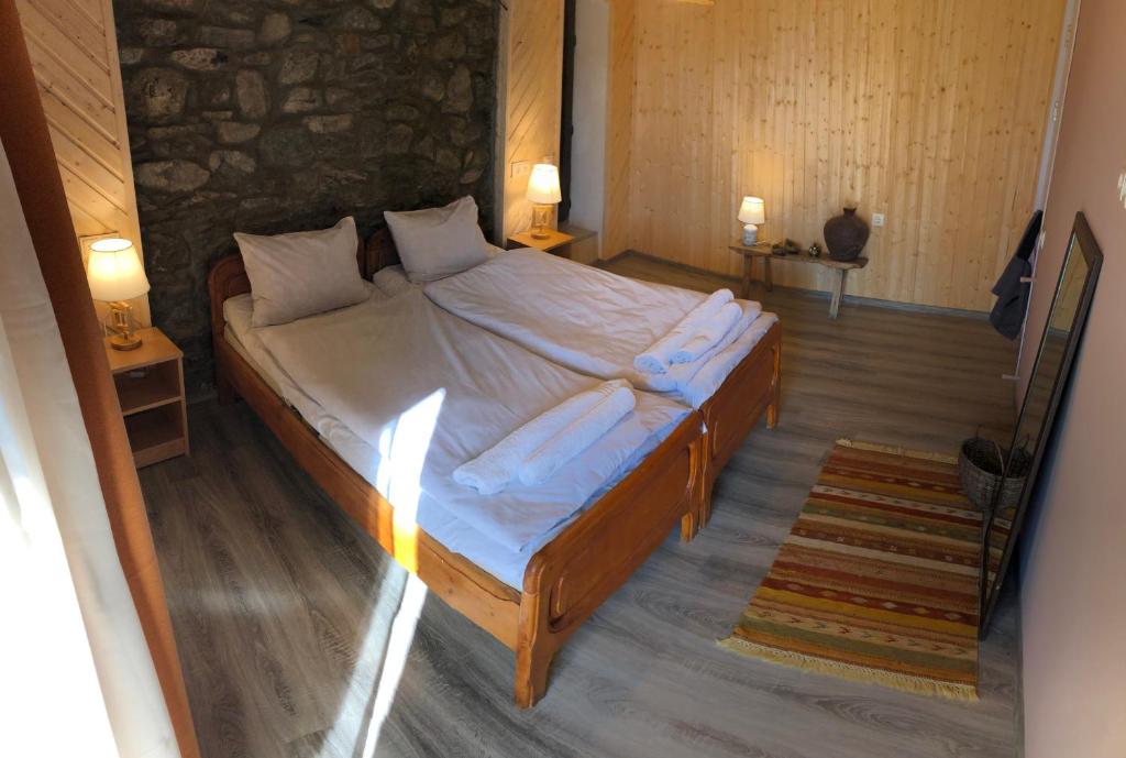 Postel nebo postele na pokoji v ubytování Guest House Keti Margiani Mestia