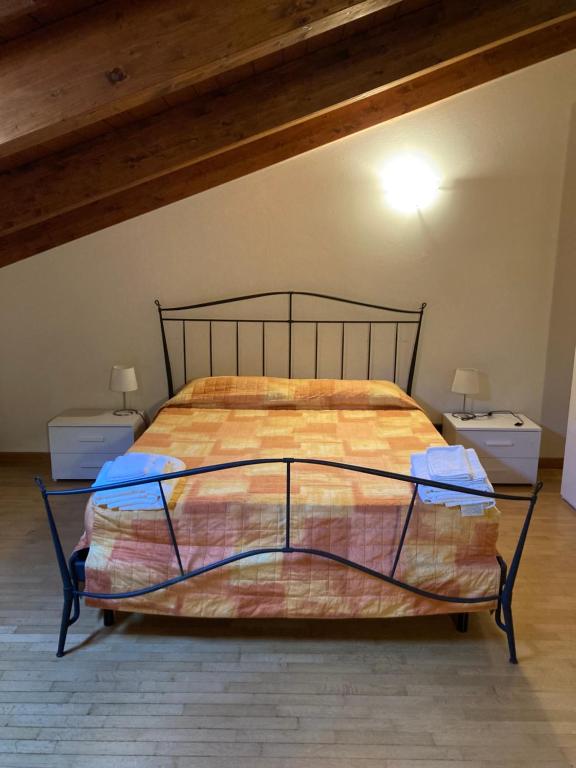 um quarto com uma cama com uma estrutura de metal em APPARTAMENTO NELLE LANGHE em Alba