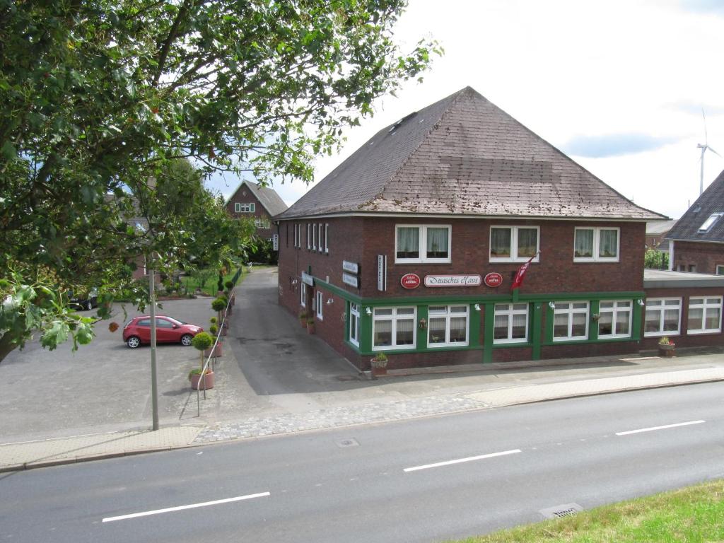 a building on the side of a street at Hotel Deutsches Haus Francop in Hamburg