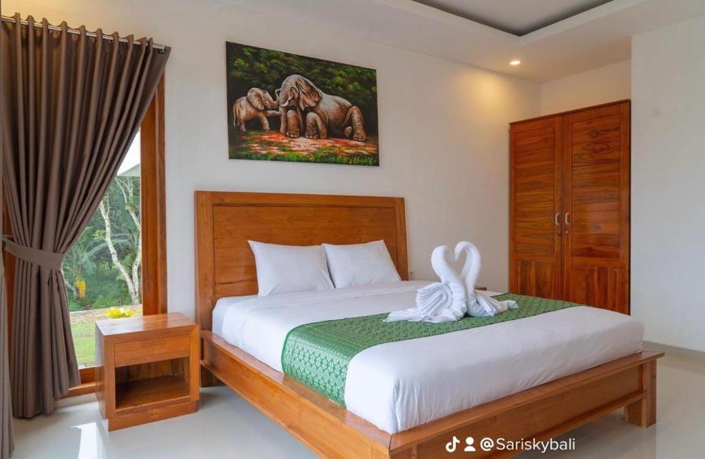 מיטה או מיטות בחדר ב-Sari Sky Bali