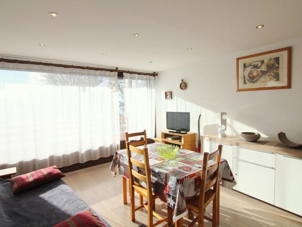 eine Küche und ein Esszimmer mit einem Tisch und Stühlen in der Unterkunft Appartement Huez, 1 pièce, 4 personnes - FR-1-405-205 in Huez