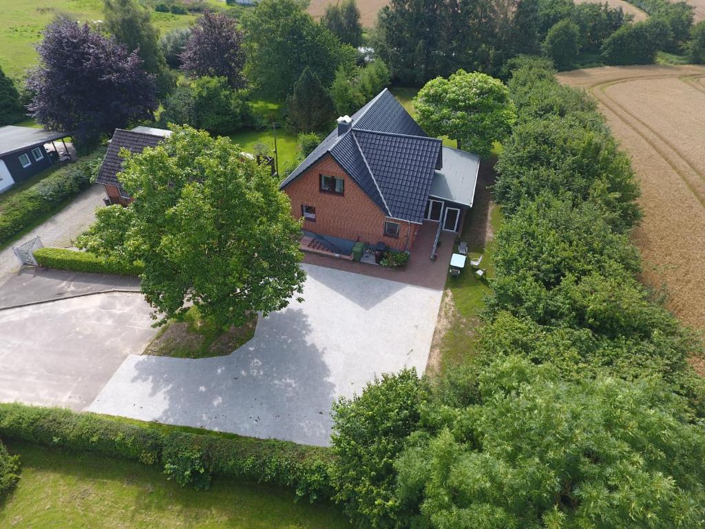 an overhead view of a house with a driveway at Ottos Ferienhäuser in Rabenkirchen-Faulück