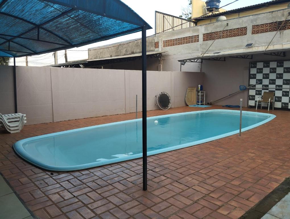 a swimming pool in a building with a blue pool at Pandolfo Locações - Casa Foz Oficial in Foz do Iguaçu