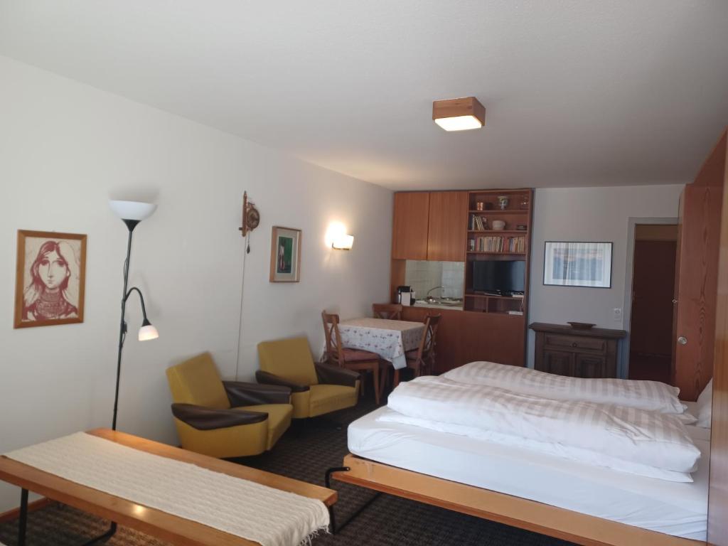 サンモリッツにあるAllod Bad 602のベッドルーム1室(ベッド1台付)、リビングルームが備わります。