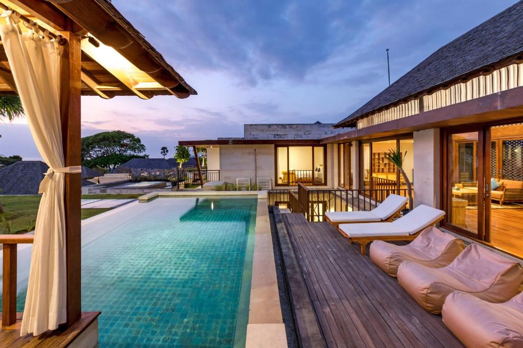 Spacious 3 Bedrooms Private Pool Beachfront Villa in Seminyak