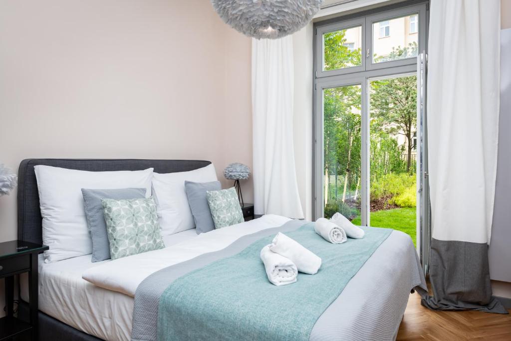 1 dormitorio con 1 cama grande y toallas. en Garden Suites Residence by TKC en Praga