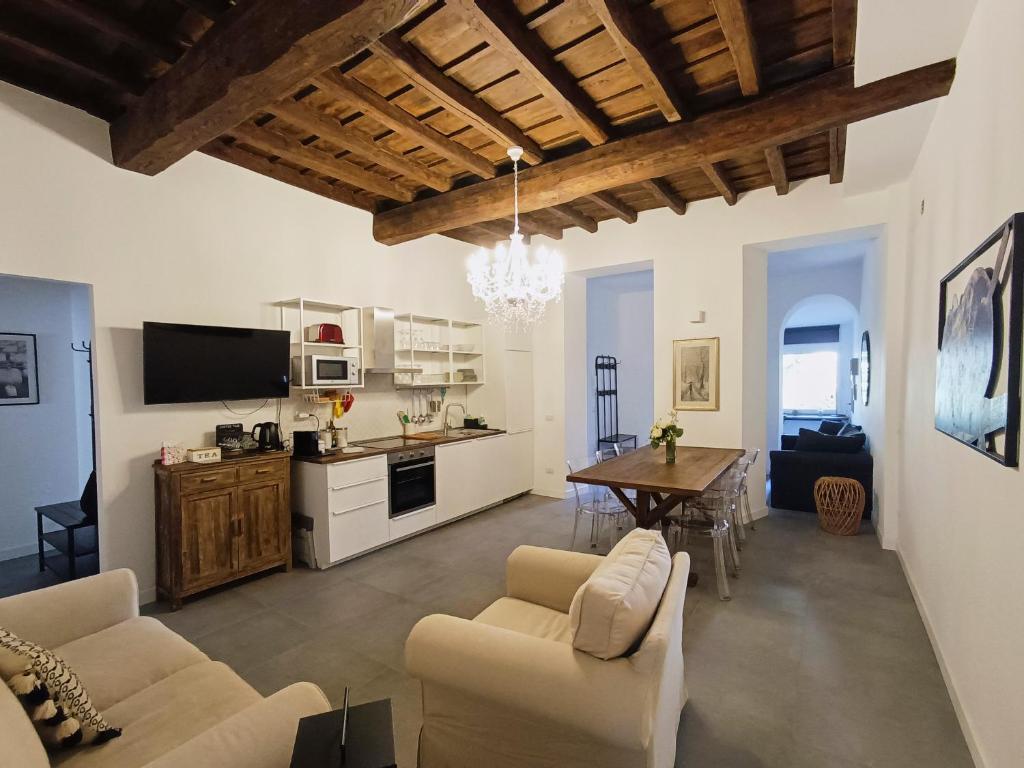 uma sala de estar com um sofá e uma mesa em La tua casa a ViadelCorso em Roma