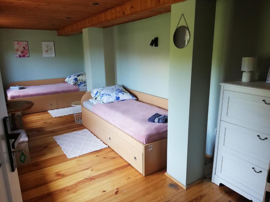 Ένα ή περισσότερα κρεβάτια σε δωμάτιο στο Agroturystyka Zielony Zakątek