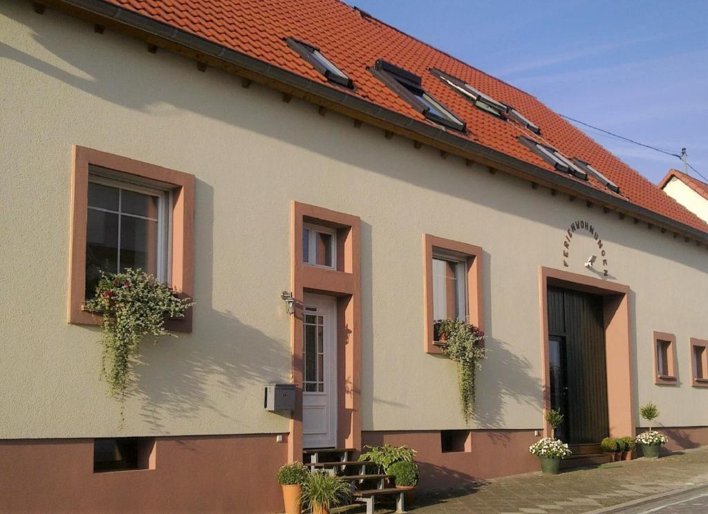 a building with windows and plants on it at Ferienwohnungen "Zum Lochfeld" in Wittersheim