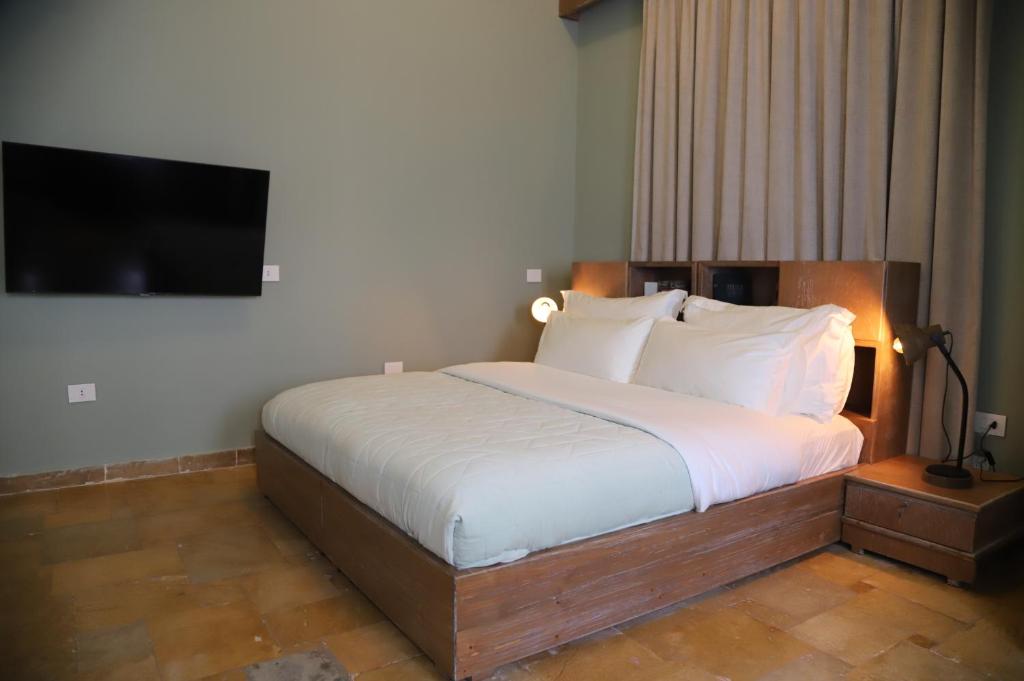 Postel nebo postele na pokoji v ubytování Hotel Lost Gemmayzeh