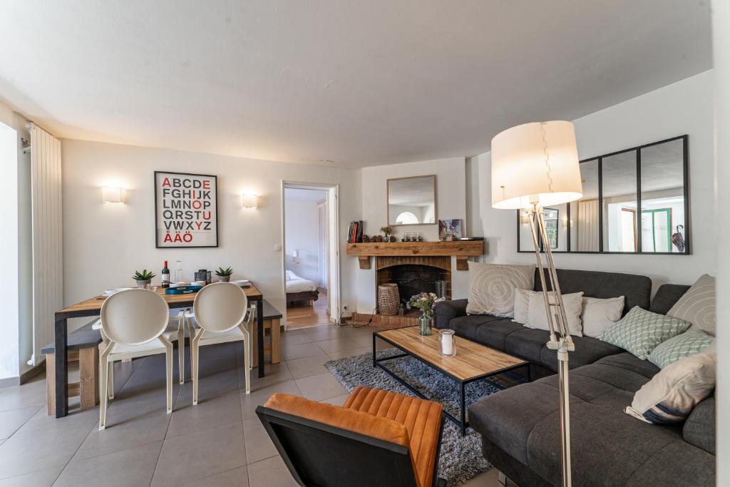 un salon avec un canapé et une table dans l'établissement Le Petit Moulleau - Appt dans villa classée à 50m de la plage, à La Teste-de-Buch