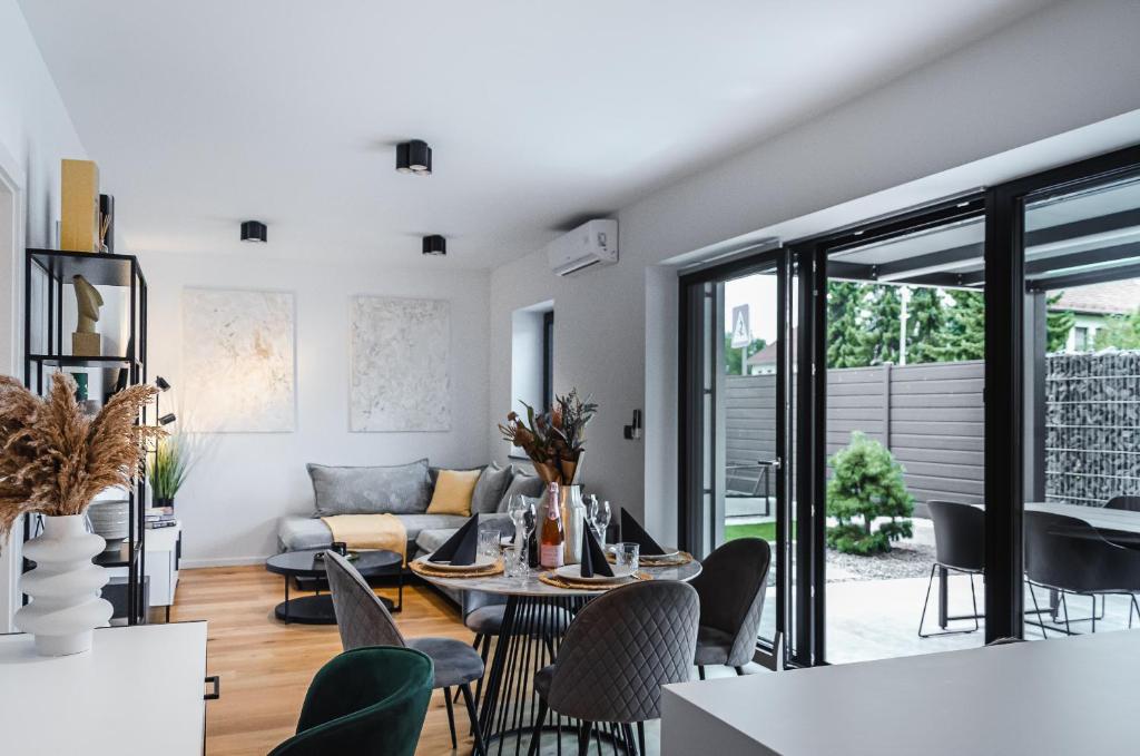 een woonkamer met een bank en een tafel en stoelen bij Apartma Vila Center LUX in Slovenj Gradec