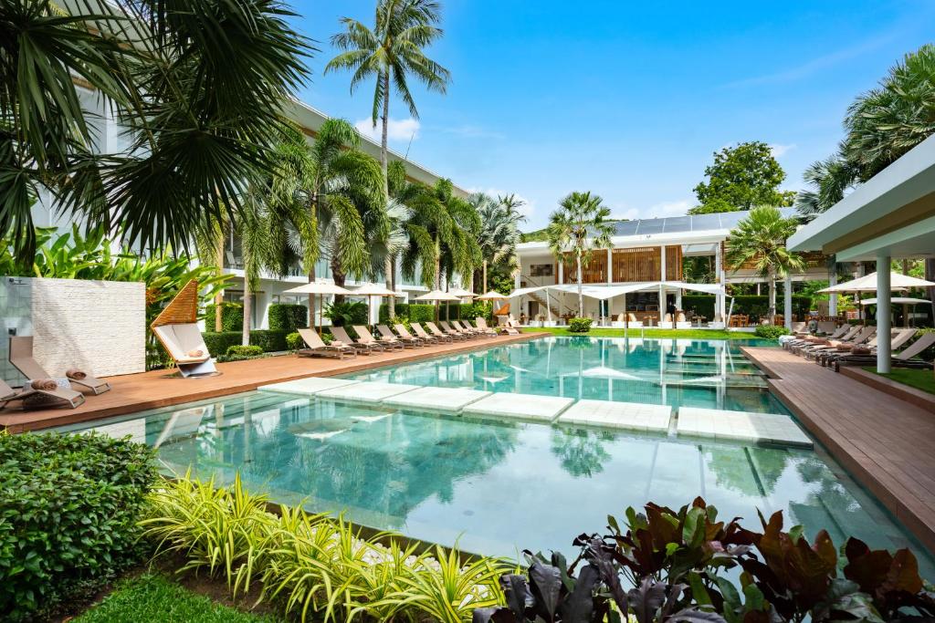 ein Bild von einem Swimmingpool in einem Ferienresort in der Unterkunft Chi Samui Resort in Bophut 