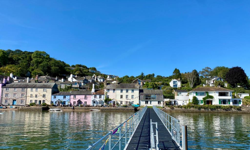 Pier House, Dittisham Quayside, River Dart Waterfront Home & Pool