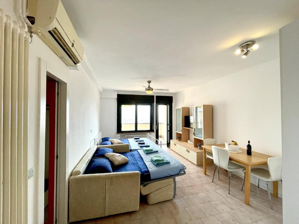 Appartamento Panorama في ريفا ديل غاردا: غرفة نوم بسرير كبير وغرفة طعام