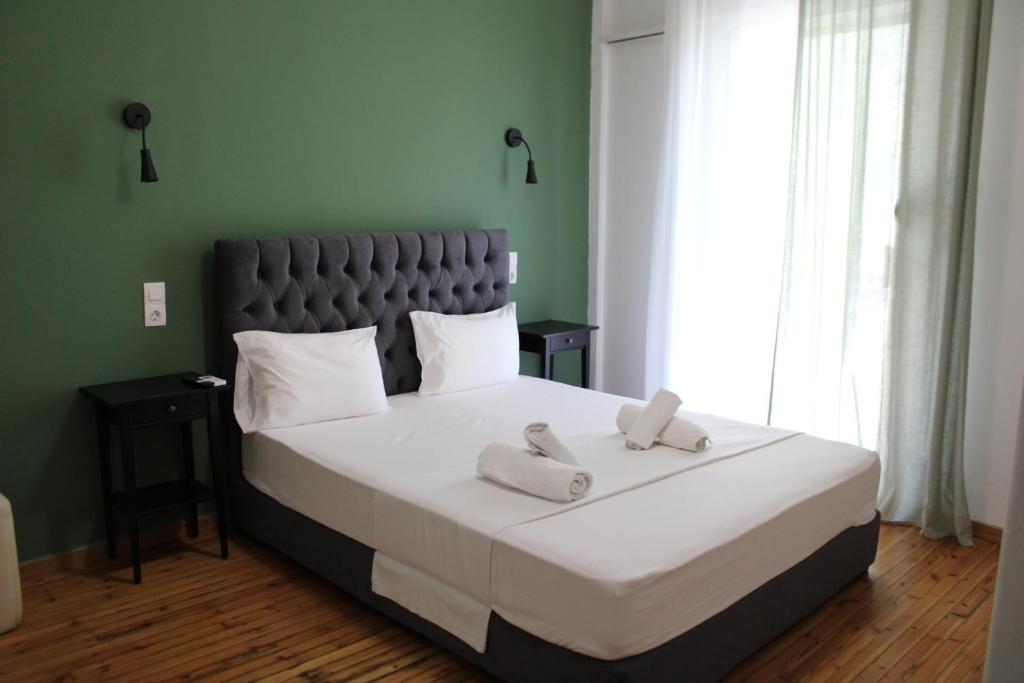 een slaapkamer met een groot bed met twee handdoeken erop bij Athens City Themis 16 in Athene