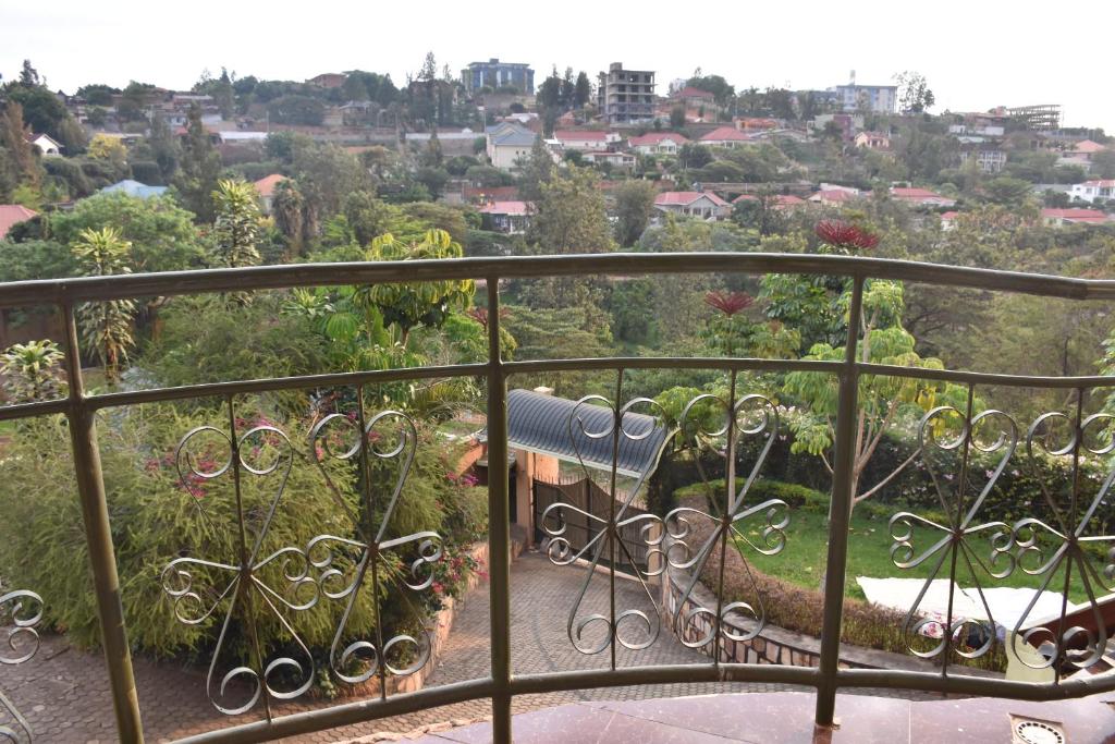 d'un balcon avec vue sur la ville. dans l'établissement Vincenzo trading, à Kigali