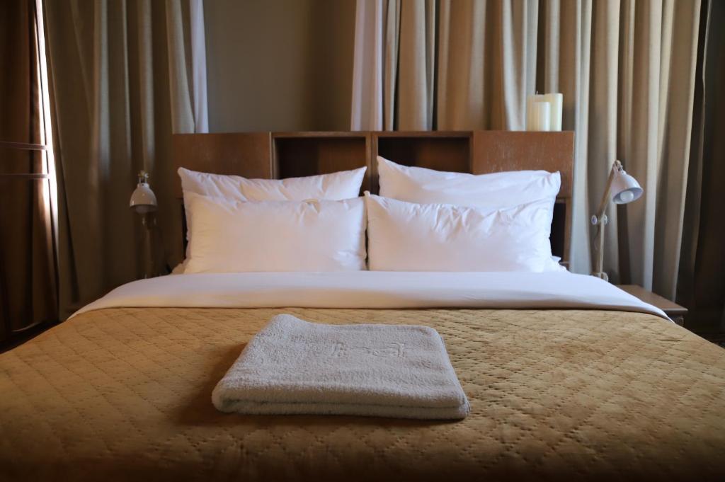 Postel nebo postele na pokoji v ubytování Hotel Lost Gemmayzeh