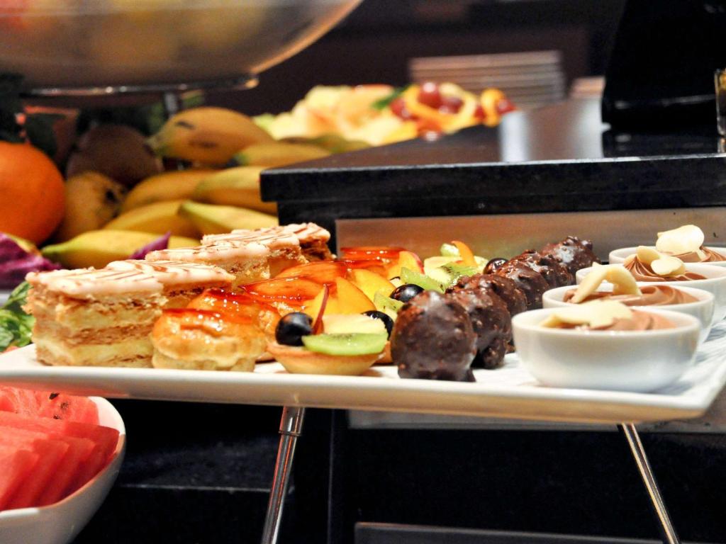 Comida en o cerca de este hotel