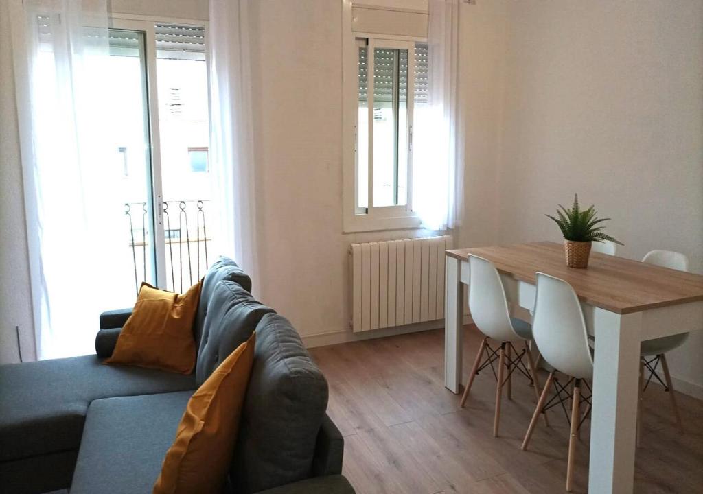 een woonkamer met een bank en een tafel bij NUEVO Apartamento Centro Lleida in Lleida