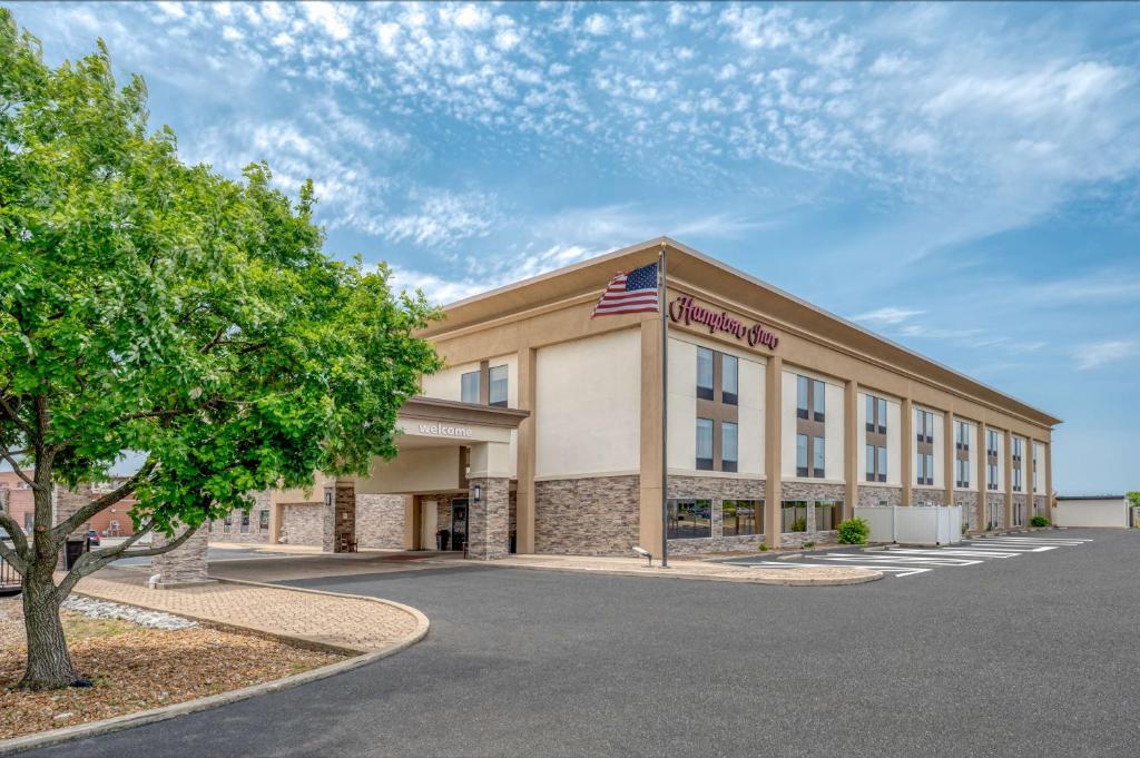 un edificio con una bandera americana en el frente en Hampton Inn St. Louis/Collinsville, en Collinsville