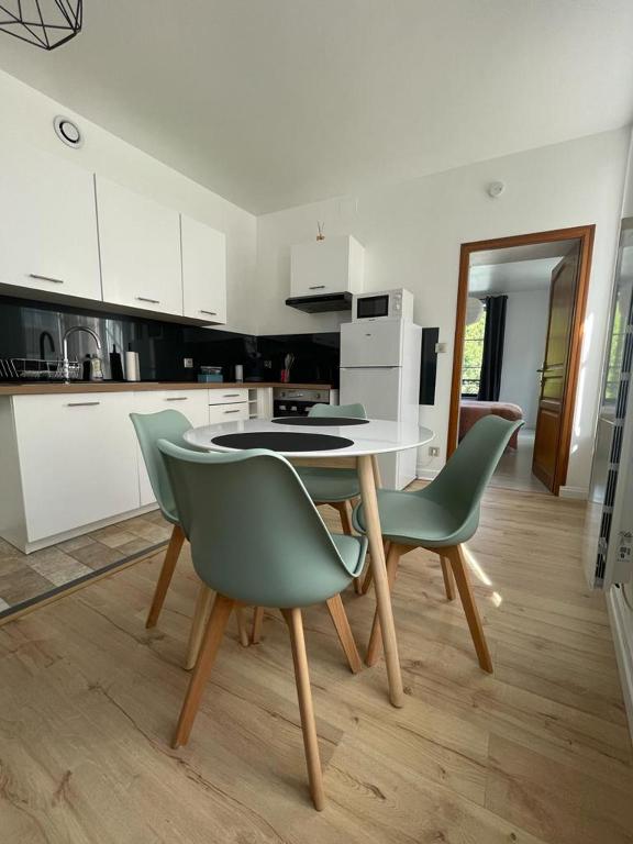 Η κουζίνα ή μικρή κουζίνα στο Appartement Le Petit Charcot