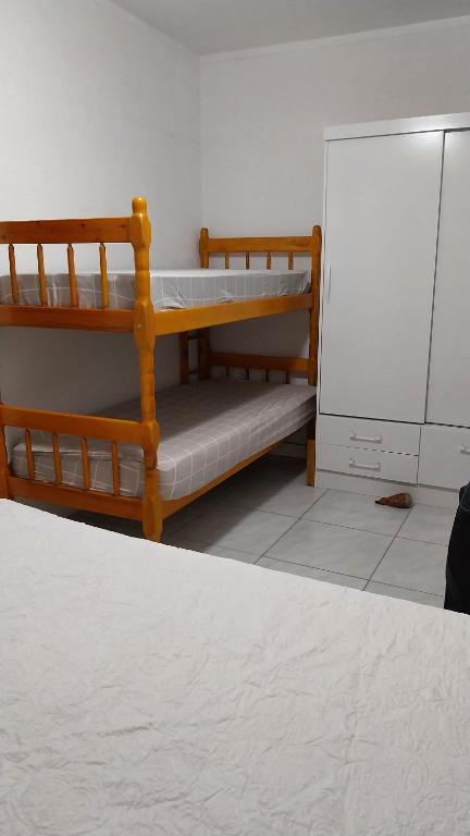Tempat tidur susun dalam kamar di Muito aconchegante perto do centro e da praia