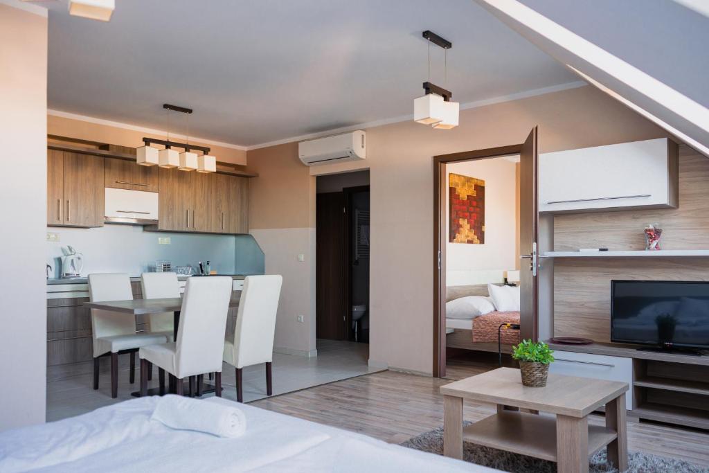 Kuchyň nebo kuchyňský kout v ubytování Zafír Apartman Sárvár