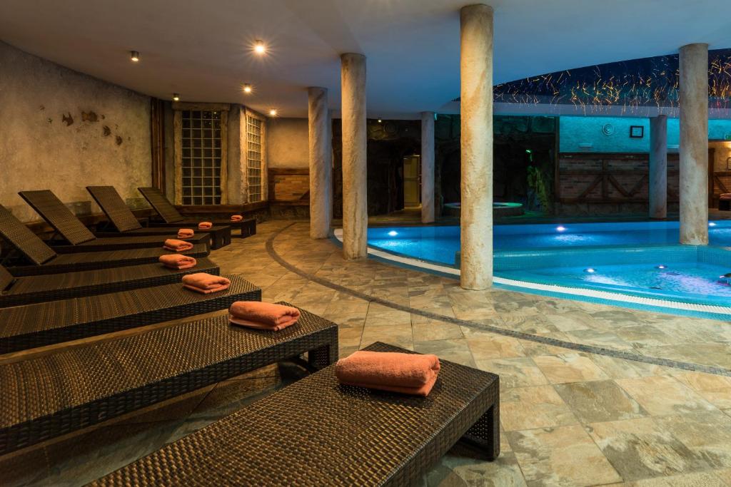 Bazén v ubytovaní Hotel Kryształ Conference & Spa alebo v jeho blízkosti