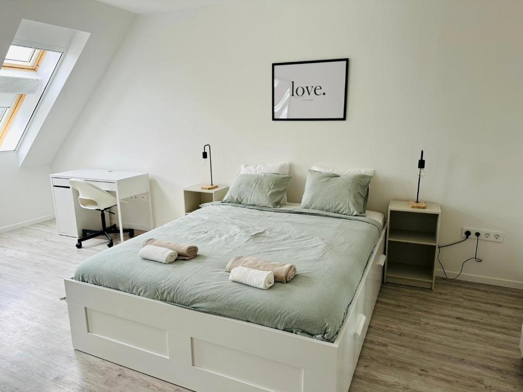 una camera da letto con un letto e due asciugamani di Palace Quarter 1 Peaceful Modern Central Top Floor Apartment a Budapest