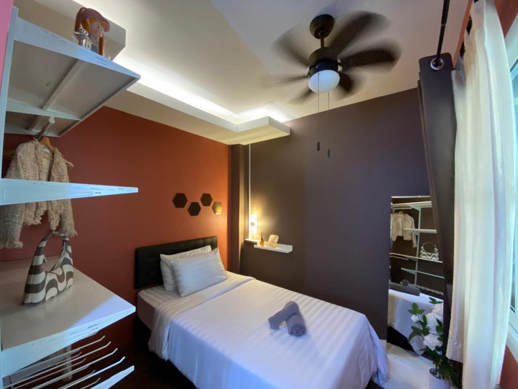 una camera con letto e ventilatore a soffitto di VarietyD-DayHostel HuaHin a Hua Hin