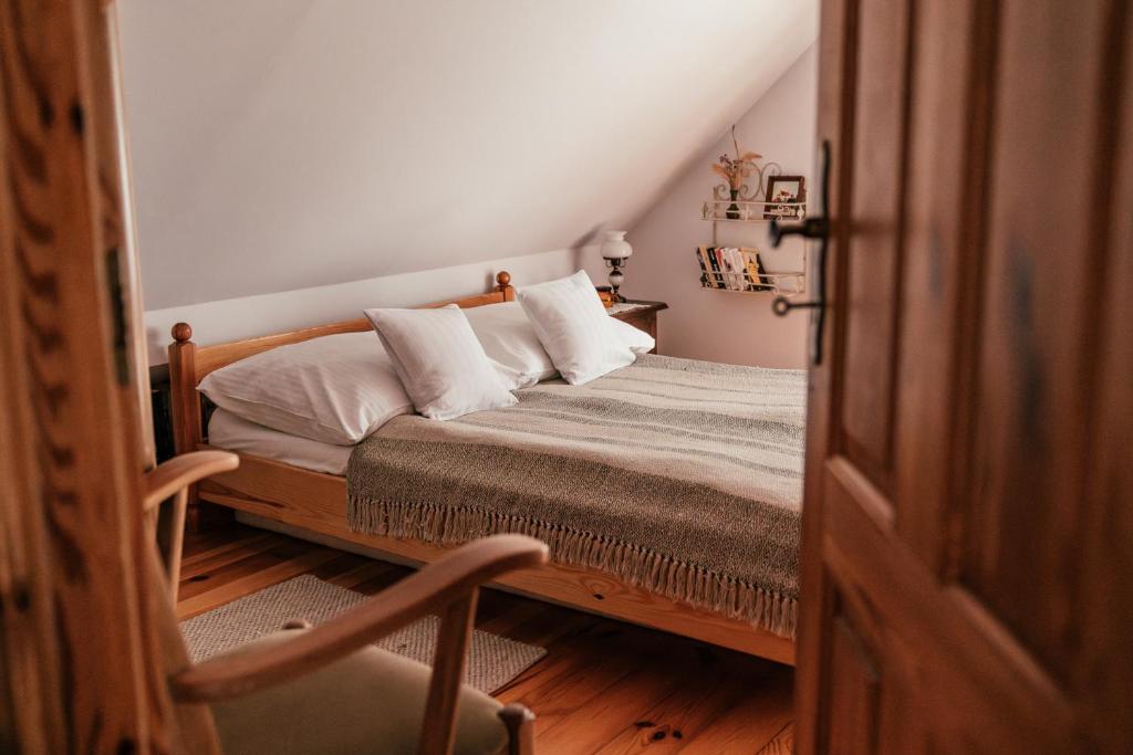 カジミエシュ・ドルニにあるW Starym Dworkuのベッドルーム(白い枕のベッド1台付)