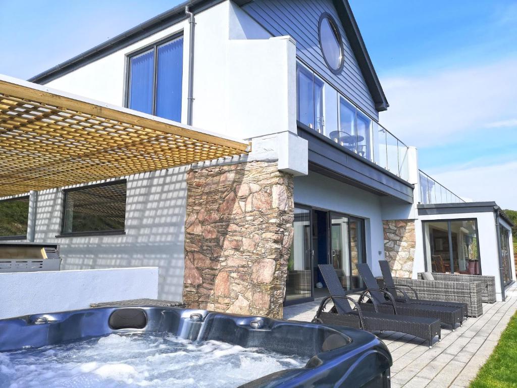 ein Whirlpool im Hinterhof eines Hauses in der Unterkunft Thanckes House in Torpoint