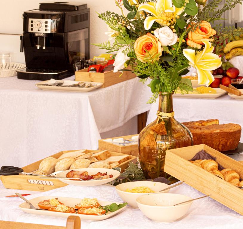 Coral Boutique Suites - 16