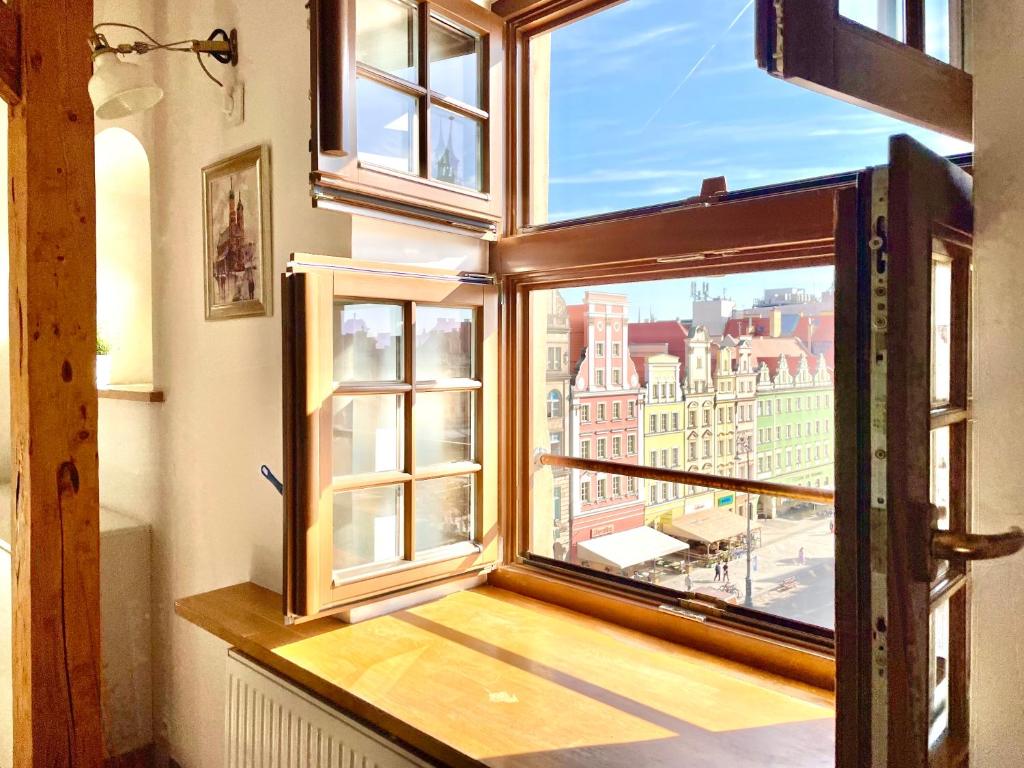 una ventana con vista a una ciudad en Wroclaw Inn Apartments, en Wroclaw